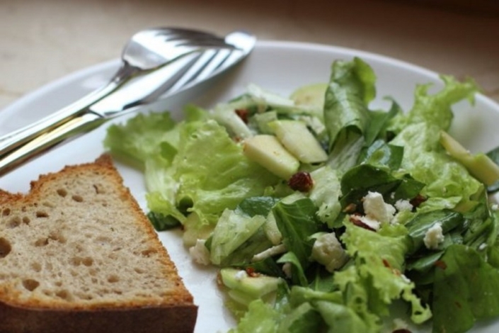 Рецепт зеленого салата с яблоками, брынзой и миндалем