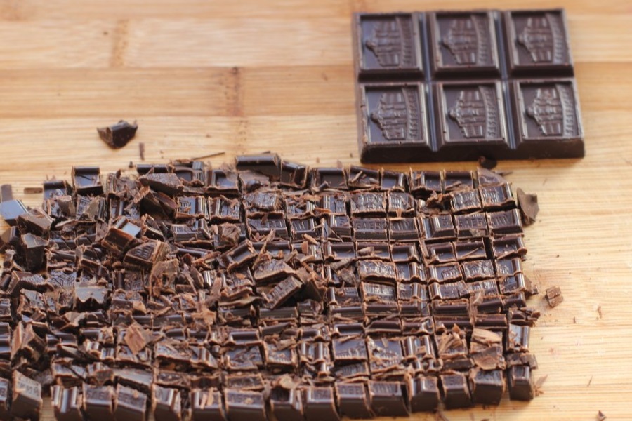 Шоколадные кексы брауни с черной смородиной