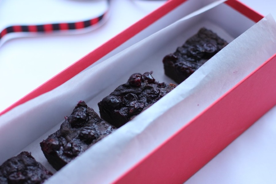 Шоколадные кексы брауни с черной смородиной