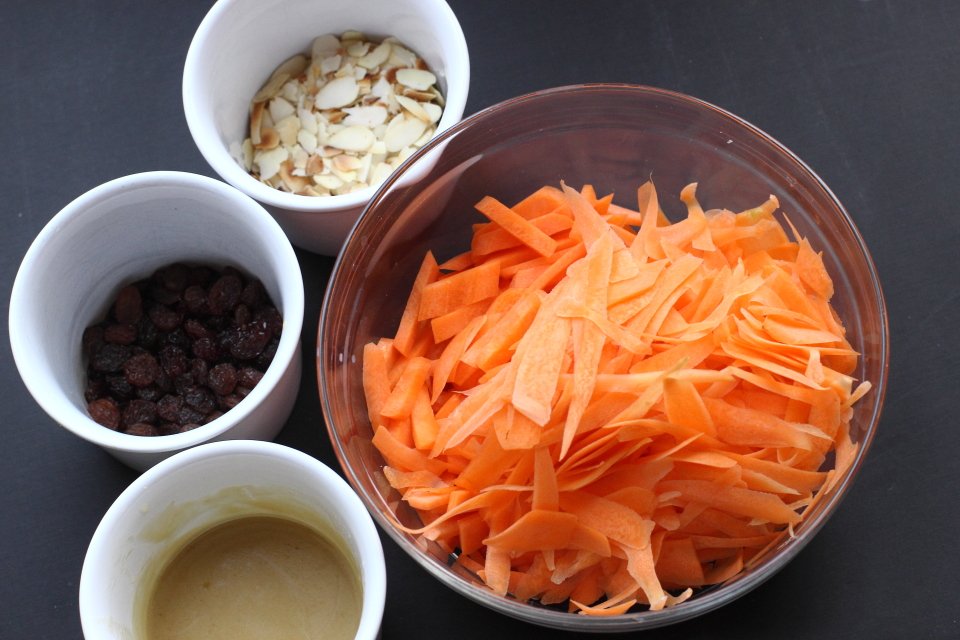 Салат из морковки с тахинной заправкой, изюмом и миндалем