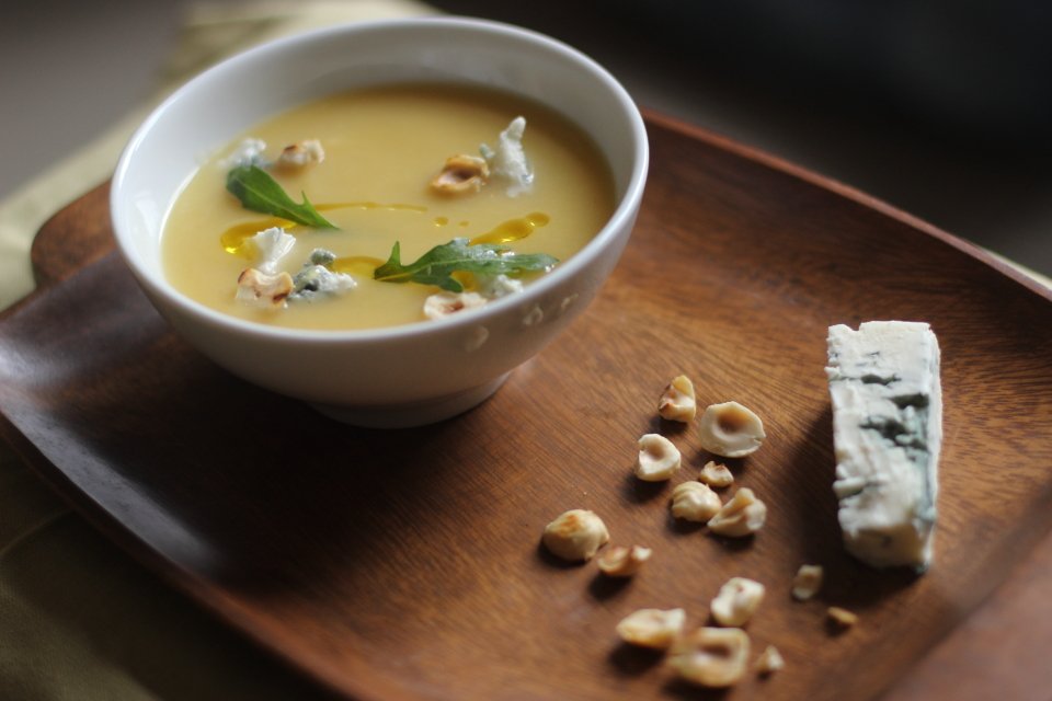 Крем-суп из тыквы и груши с фундуком и голубым сыром