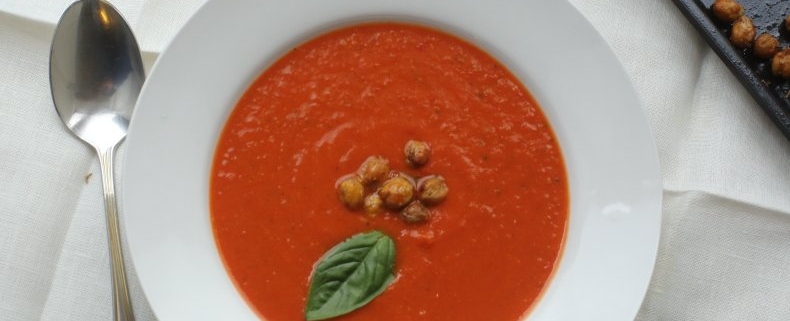 Суп из запеченных помидоров с крутонами из нута