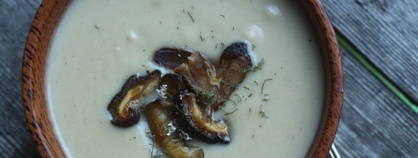 Шелковистый суп из цветной капусты и корня сельдерея с запеченными грибами